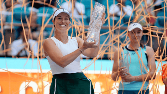 Danielle Collins hold the Miami Open trophy.