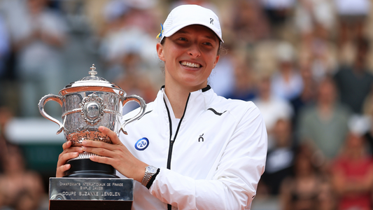 Iga Swiatek with her Roland Garros trophy in 2023.